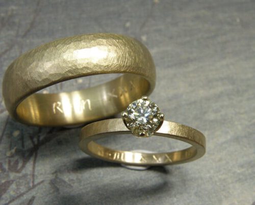 Trouwringen 'Ritme'. Ring met kussen hamerslag van eigen goud vervaardigd met diamant. Ring met kussen hamerslag van eigen goud vervaardigd. Wedding rings 'Rhythm'. Ring made from heirloom gold with hammering and diamond. Ring made from heirloom gold with hammering. Uit het Oogst atelier Amsterdam.