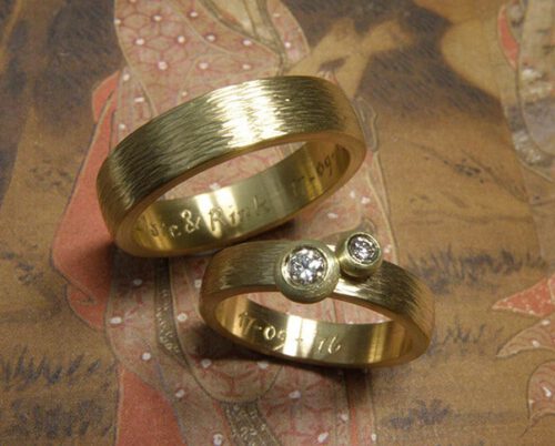 Trouwringen 'Ritme'. Geelgouden ring met hamerslag en diamanten. Geelgouden ring met hamerslag. Wedding rings 'Rhythm'. Yellow golden ring with hammering and diamonds. Yellow golden ring with hammering. Uit het Oogst atelier Amsterdam.