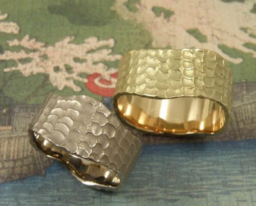 Trouwringen 'Deining'. Witgouden ring met structuur en geelgouden ring met structuur. Wedding rings 'Swell'. White golden ring with structure and yellow golden ring with structure. Oogst goudsmeden Amsterdam.