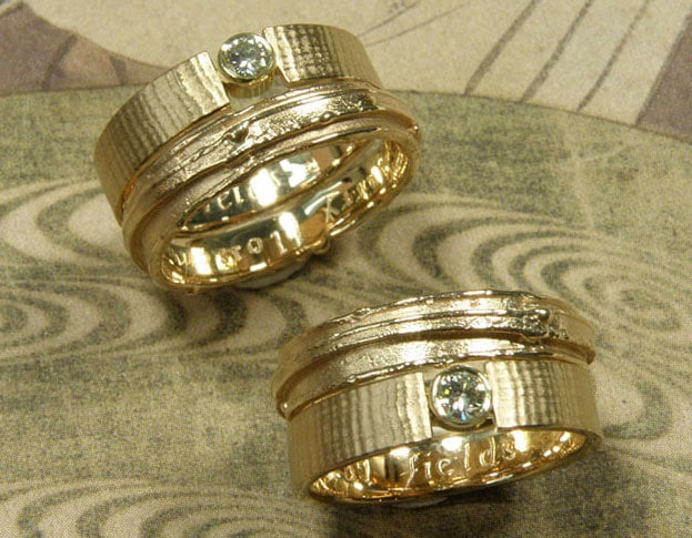 Trouwringen 'Linnen' en 'Erosie'. Linnenstructuur verlovingsring met eigen diamant van oud goud vervaardigd. Structuur trouwring van oud goud vervaardigd. Wedding rings 'Linnen' & 'Erosion'. Engagement ring with linnen structure and heirloom diamond and gold. Weddingring with structure, made from heirloom gold. Uit het Oogst atelier Amsterdam.
