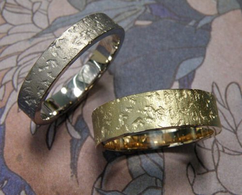 Trouwringen 'Koraal'. Witgouden ring met koraal structuur. Geelgouden ring met koraal structuur. Stoere handgemaakte trouwringen. Uit het Oogst atelier Amsterdam.