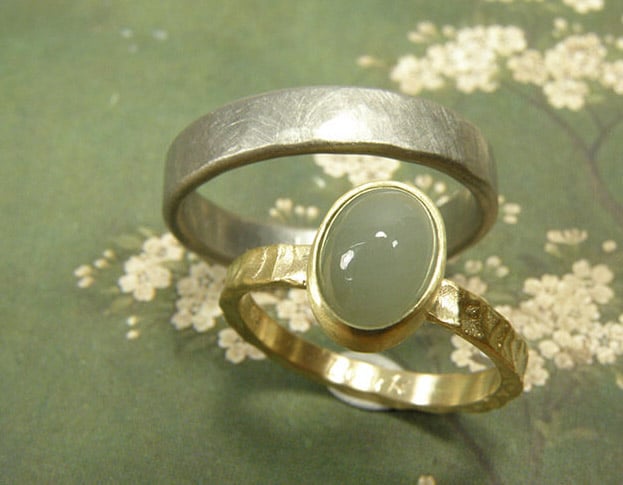 Trouwringen 'Deining' & 'Ritme'. Geelgouden ring met structuur en aquamarijn. Witgouden ring met hamerslag. Wedding rings 'Swell' & 'Rhythm'. Yellow golden ring with structure and aquamarine. White golden ring with hammering. Uit het Oogst atelier Amsterdam.