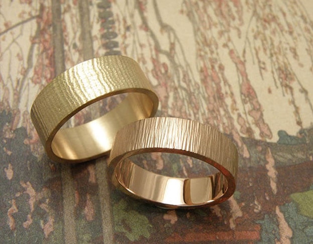 Trouwringen 'Linnen' en 'Ritme'. Roségouden ring met linnenstructuur en roodgouden ring met hamerslag. Wedding rings 'Linnen' & 'Rhythm'. Rose golden ring with linnen texture and rose golden ring with hammering. Uit het Oogst atelier Amsterdam.