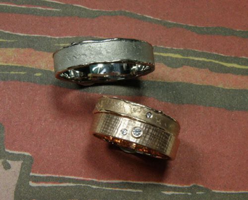 Trouwringen 'Erosie' en 'Linnen'. Roodgouden ring met structuur en diamant & roodgouden ring met linnenstructuur en diamant. Witgouden ring met structuur. Wedding rings 'Erosion' & 'Linnen'. Rose golden ring with structure and diamond & rose golden ring with linnen structure and diamond. White golden ring with structure. Uit het Oogst atelier Amsterdam.
