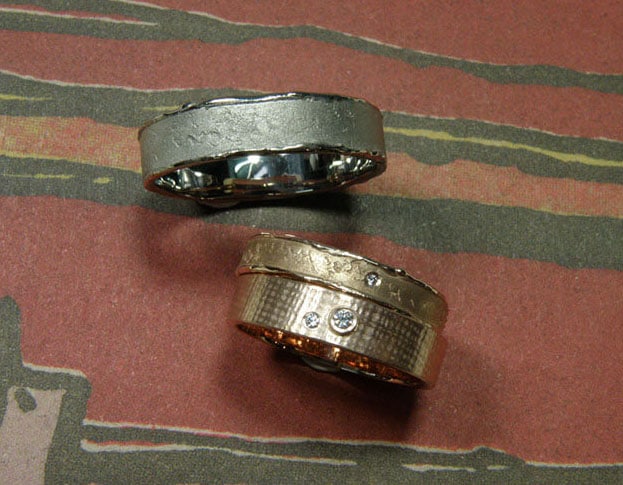 Trouwringen 'Erosie' en 'Linnen'. Roodgouden ring met structuur en diamant & roodgouden ring met linnenstructuur en diamant. Witgouden ring met structuur. Wedding rings 'Erosion' & 'Linnen'. Rose golden ring with structure and diamond & rose golden ring with linnen structure and diamond. White golden ring with structure. Uit het Oogst atelier Amsterdam.