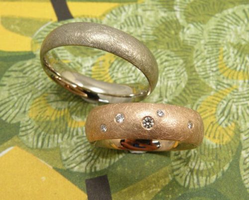 Trouwringen 'Eenvoud'. Roodgouden ring met diamanten verstrooid gezet en witgouden ring. Wedding rings 'Simplicity'. Rose golden ring with scattered diamonds. White golden ring. Uit het Oogst atelier Amsterdam.