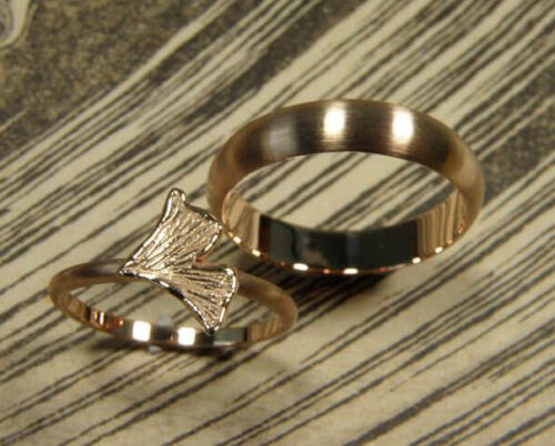 Trouwringen 'Eenvoud'. Roodgouden ring met ginkgo blaadje en roodgouden ring. Wedding rings 'Simplicity'. Rose golden ring with ginkgo leaf and rose golden ring. Oogst goudsmeden Amsterdam.