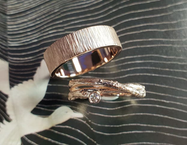 Trouwringen Boomgaard en Ritme. Roodgouden stoere trouwringen. Takje ring en Hamerslag ring Oogst goudsmid Amsterdam.