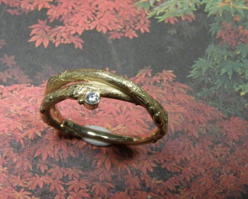 ring 'boomgaard' met takjes en diamant. Ring 'orchard' with twigs and diamond. Uit het Oogst atelier Amsterdam.