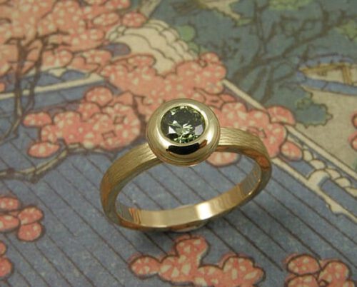 Verlovingsring Boleet geelgouden ring met fancy groene diamant en hamerslag. Engagement ring Boletus yellow gold ring with hammering and fancy green diamond. Oogst goudsmid Amsterdam