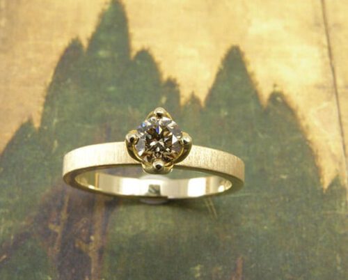 Geelgouden verlovingsring met bruine diamant. Yellow golden engagement ring with brown diamond. Uit het Oogst atelier Amsterdam.