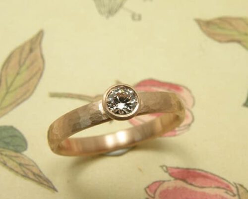 Verlovingsring 'Ritme'. Roodgouden ring met fijne hamerslag en licht roze diamant. Engagement ring 'Rhythm'. Rose golden ring with hammering and a light pink diamond. Oogst goudsmeden Amsterdam.