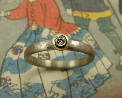 Verlovingsring 'Boleet'. Witgouden hamerslag ring met diamant in een geelgouden bolle zetting. Engagement ring 'Boletus'. White golden ring with hammering. Oogst goudsmeden Amsterdam.