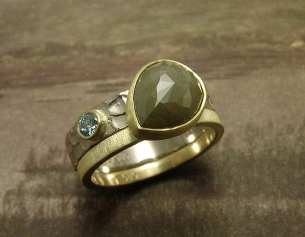 Verlovingsring 'Verzameling' witgouden en geelgouden ring met roosgeslepen peer natural diamant en fancy ijsblauwe diamant. Engagement ring ‘Collection’ white golden and yellow golden ring with rosecut pear natural diamond and fancy ice blue diamond. Uit het Oogst atelier Amsterdam.