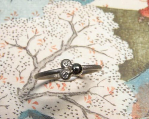 Witgouden ring Bessen met diamant. White gold ring Berries with diamond. Uit het Oogst goudsmid atelier. Made in the Oogst goldsmith studio.