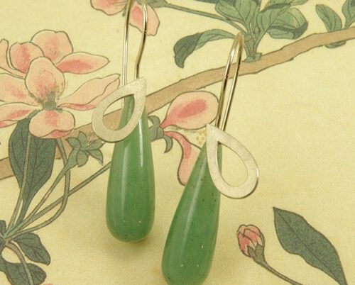 Witgouden druppels met krullen en pampel geslepen aventurijn. White golden drops with dropshape aventurine. Oogst goudsmeden Amsterdam.