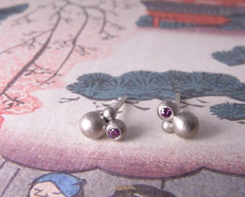 Witgouden oorbellen met paarse diamant. White gold earstuds with purple diamonds. Uit het Oogst goudsmid atelier. Made in the Oogst goldsmith studio.