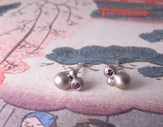 Witgouden oorbellen met paarse diamant. White gold earstuds with purple diamonds. Uit het Oogst goudsmid atelier. Made in the Oogst goldsmith studio.
