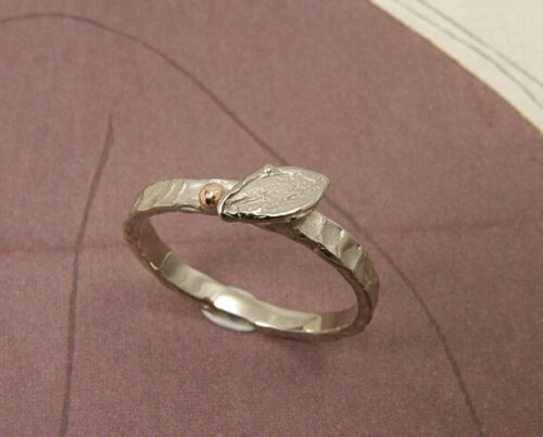 Witgouden ring met blaadje. Baargoud. Geboortesieraad. White gold ring with leaf. Push present. Birth present. Oogst goudsmid Amsterdam.