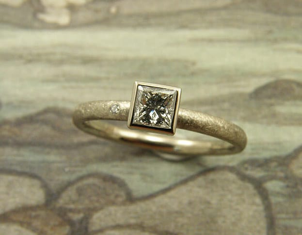 Witgouden ring met princess geslepen diamant. White gold engagement ring with princess cut diamond. Carré. Oogst goudsmid Amsterdam