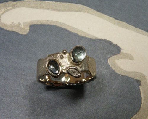 Witgouden ring Erosie met topaas en saffier. White gold ring Erosion with topaz and sapphire. Oogst ontwerp, goudsmid Amsterdam