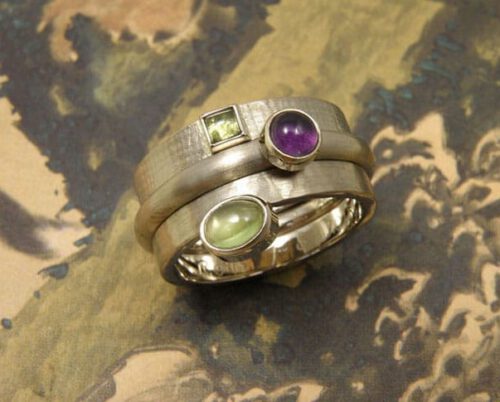 Witgouden aanschuifring met geboortestenen peridoot en amethist. White gold stack rings with birth stones peridot and amethyst. Push present, Baargoud. Oogst goudsmid Amsterdam