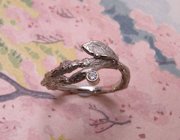 Witgouden takje met blaadje en een 0,05 crt briljant geslepen diamant. White gold twig ring with diamond. Oogst edelsmid Amsterdam
