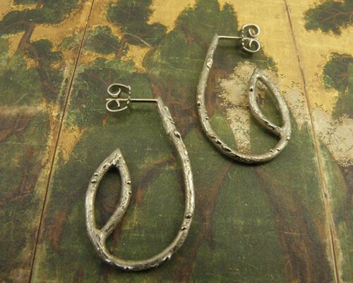 Witgouden druppel oorsieraden 'Boomgaard' met takjes structuur met steker