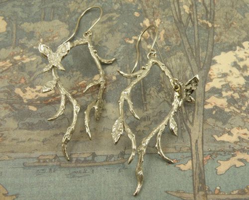 Witgouden takjes oorsieraden met vlinders. Baargoud. Geboortesieraad. White gold twigs earrings with butterflies. Birth gift. Push present. Oogst ontwerp & creatie