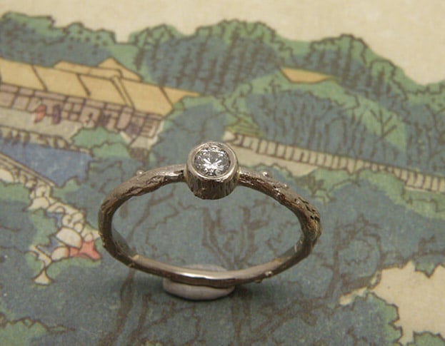 Verlovingsring 'Boomgaard'. Witgouden takje met 0,10 crt diamant. Engagement ring 'Orchard'. White golden twig with 0,10 crt diamond. Oogst goudsmeden Amsterdam.