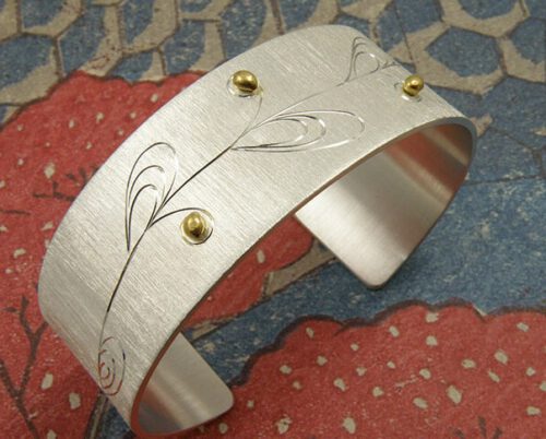 Zilveren armband met handgravure en fijngoud nuggets. Geboortesieraad. Baargoud. Silver braceet with hand engraving and gold nuggets. Birth gift. Push present. Oogst goudsmid Amsterdam