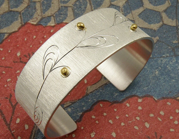 Zilveren armband met handgravure en fijngoud nuggets. Geboortesieraad. Baargoud. Silver braceet with hand engraving and gold nuggets. Birth gift. Push present. Oogst goudsmid Amsterdam