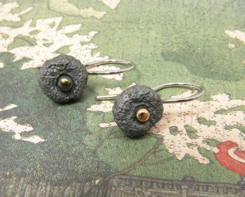 Zilveren eikendopjes oorbellen met pareltje. Silver acorn earrings wih a dark pearl. Oogst goudsmid Amsterdam.