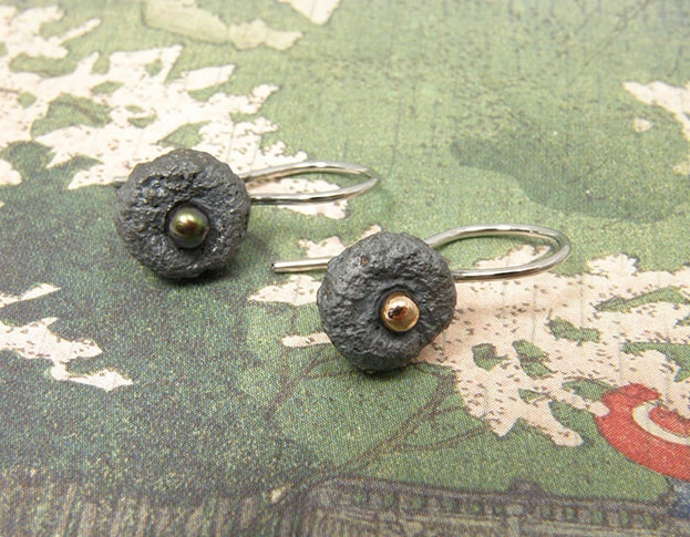 Zilveren eikendopjes oorbellen met pareltje. Silver acorn earrings wih a dark pearl. Oogst goudsmid Amsterdam.