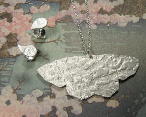 Zilveren hanger Vlinder met Blaadjes oorbellen. Uit het Oogst goudsmid atelier. Made in the Oogst goldsmith studio.