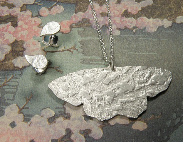 Zilveren hanger Vlinder met Blaadjes oorbellen. Uit het Oogst goudsmid atelier. Made in the Oogst goldsmith studio.