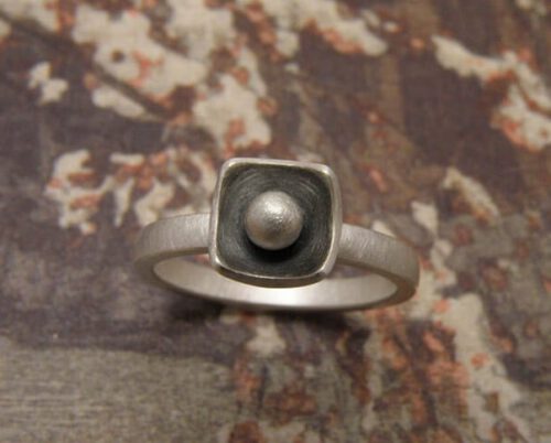 Zilveren Bol ring met vierkant geoxideerd kommetje en bol. Maatwerk uit het Oogst atelier. Silver ring Sphere with square shape. Custom design made in the Oogst goldsmith studio.