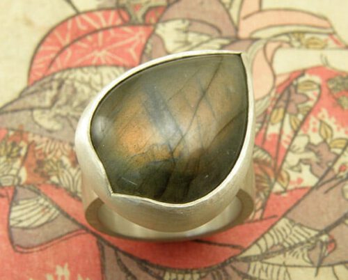 Zilveren ring met labradoriet druppel. Silver ring with dropshape labradorite. Oogst goudsmeden Amsterdam.