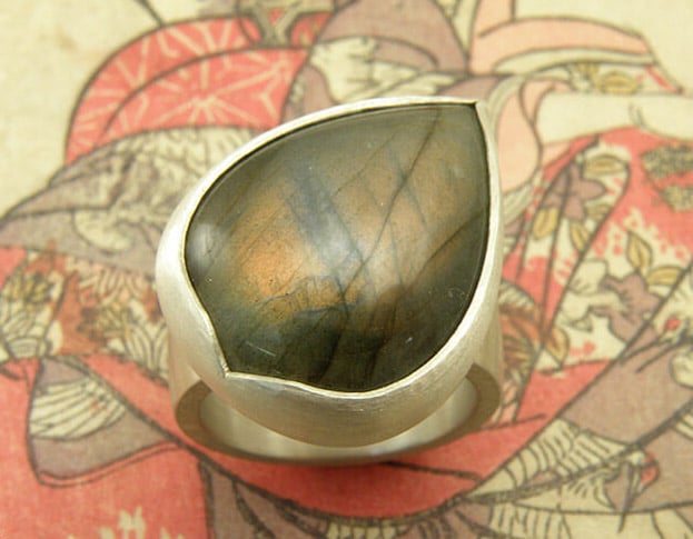 Zilveren ring met labradoriet druppel. Silver ring with dropshape labradorite. Oogst goudsmeden Amsterdam.