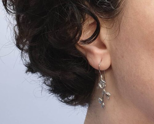 Witgouden bloesem oorsieraden Japonais. White gold blossom earrings. Oogst goudsmid Amsterdam