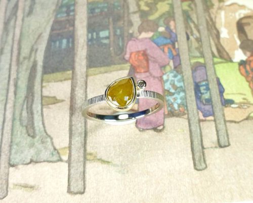 verlovingsring 'Ton sur ton' witgoud met mustard en saffraan diamant . Engagement ring Ton sur Ton white gold with mustard and saffron diamonds. Oogst goudsmid Amsterdam