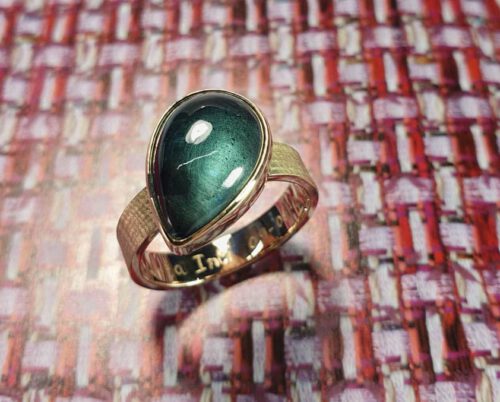 Geboortesieraad. Baargoud. Push present. Birth gift. geelgouden ring 'Linnen'. Met 7,23 ct druppelvormige cabochon geslepen Topaas. Yellow gold ring Linen with Topaz drop shaped. Oogst goudsmid Amsterdam.