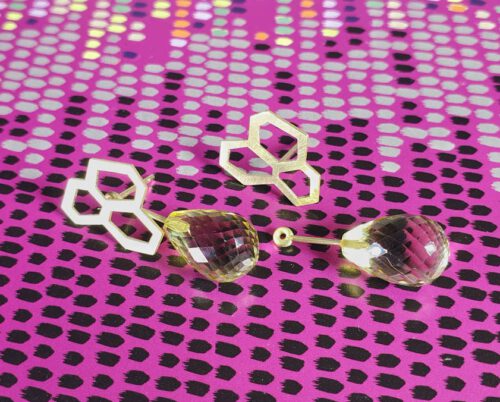 Geelgouden honingraat oorsieraden met briolet geslepen prasioliet. Maatwerk uit het Oogst goudsmid atelier, passend bij de bruidsjurk. Bridal jewelry. Honey combe with lemon quartz briolet drops. Oogst goldsmith