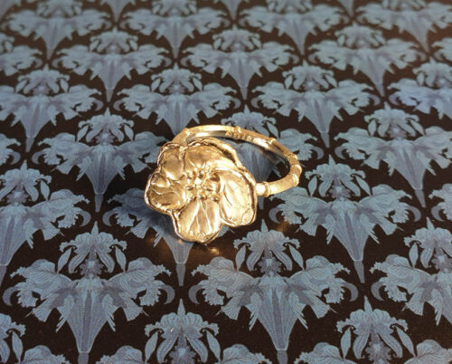 ring 'Japonais' Bloesem op een bamboe ring van eigen "oud goud" gemaakt. Maatwerk sieraad uit het Oogst goudsmid atelier Amsterdam. Ring Japonais made from heirloom gold. Statement ring.