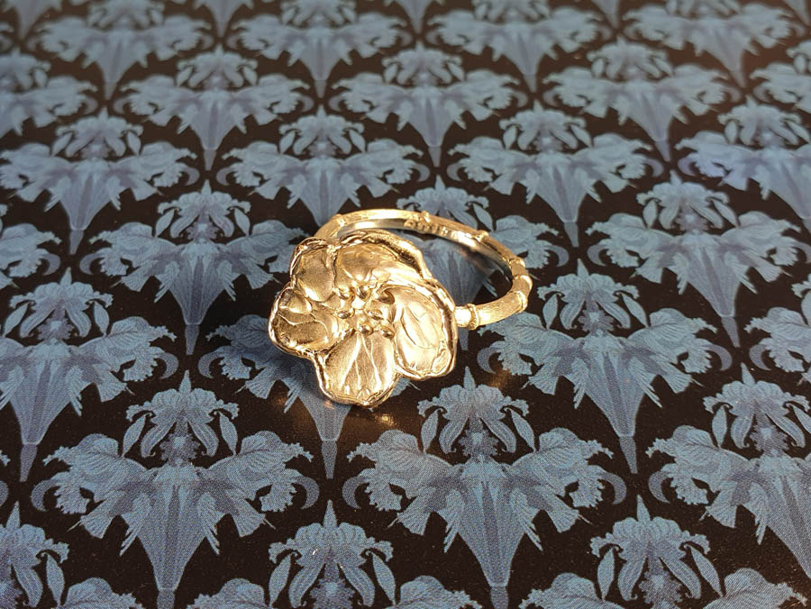ring 'Japonais' Bloesem op een bamboe ring van eigen "oud goud" gemaakt. Maatwerk sieraad uit het Oogst goudsmid atelier Amsterdam. Ring Japonais made from heirloom gold. Statement ring.