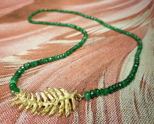 Collier, Hortus collectie, Oostkaapse Broodboom, smaragd en geelgoud. Necklace yellow gold and emerald Hortus collection. Oogst goudsmid Amsterdam.