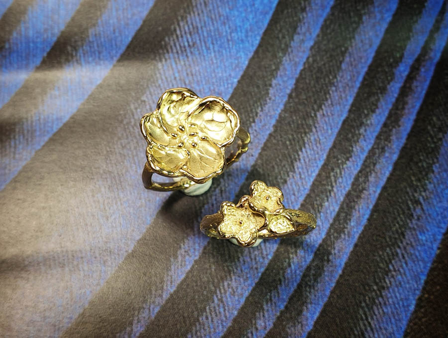ring 'Japonais' Bloesem op een bamboe ring van eigen "oud goud" gemaakt. Maatwerk sieraad uit het Oogst goudsmid atelier Amsterdam. Ring Japonais made from heirloom gold. Statement ring.