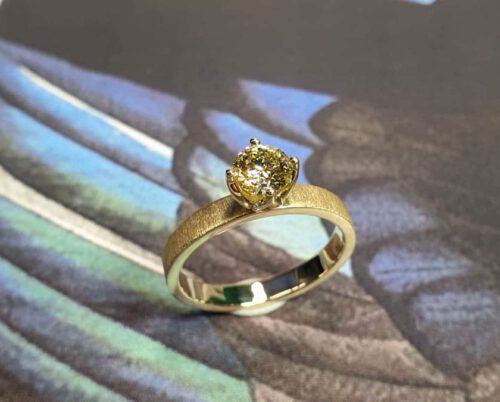 Geelgouden verlovingsring eenvoud met diamant. Yellow gold engagement ring with diamond. Solitaire ring. Oogst goudsmid Amsterdam.