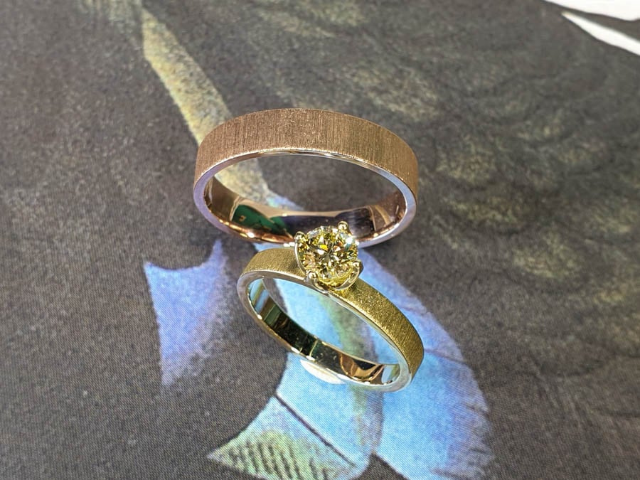 Wedding rings Simplicity yellow gold ring with a yellow diamond and rose gold textured ring with a Velvet finish. Goldsmith Amsterdam. Oogst wedding bands.