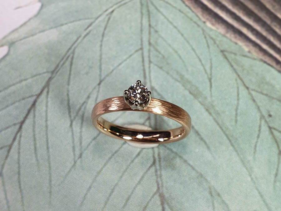 Roodgouden verlovingsring Ritme met diamant. cinnamon. Rose gold engagement ring Rhythm with diamond cinnamon. Oogst goudsmid Amsterdam